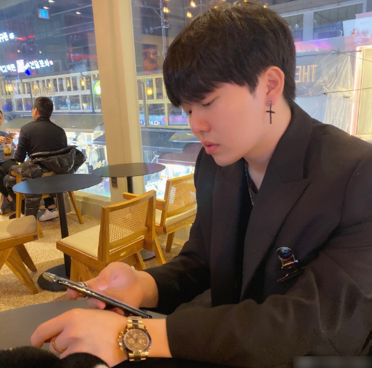 爱游戏APP关于Rookie重返赛场，晋级下一阶段首场状态出色，SKT观众沸腾！再创辉煌时刻的信息