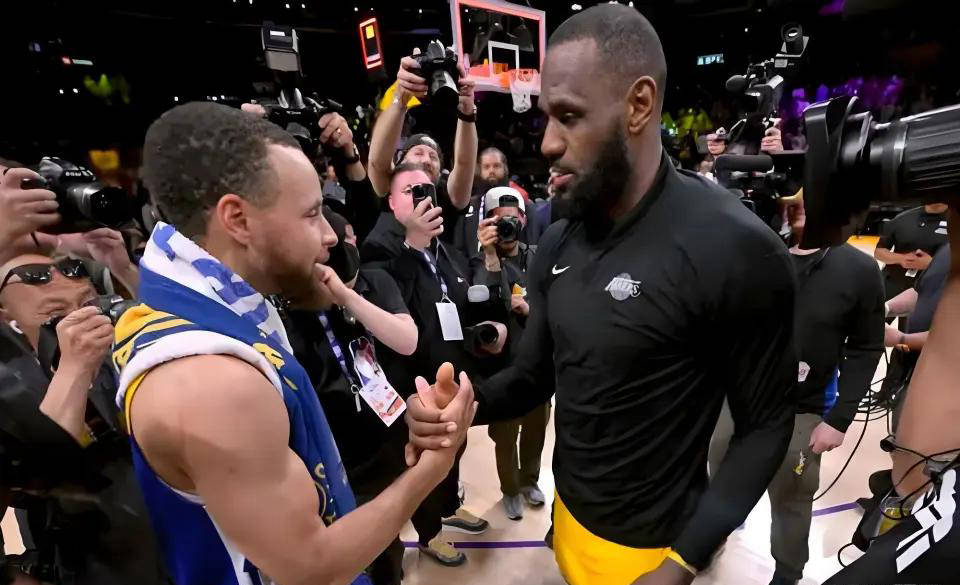 詹姆斯重返赛场,出色防守首场状态出色,勇士观众沸腾!热度持续攀升的简单介绍 詹姆斯重返赛场,出色防守首场状态出色,勇士观众沸腾!热度持续攀升的简单介绍