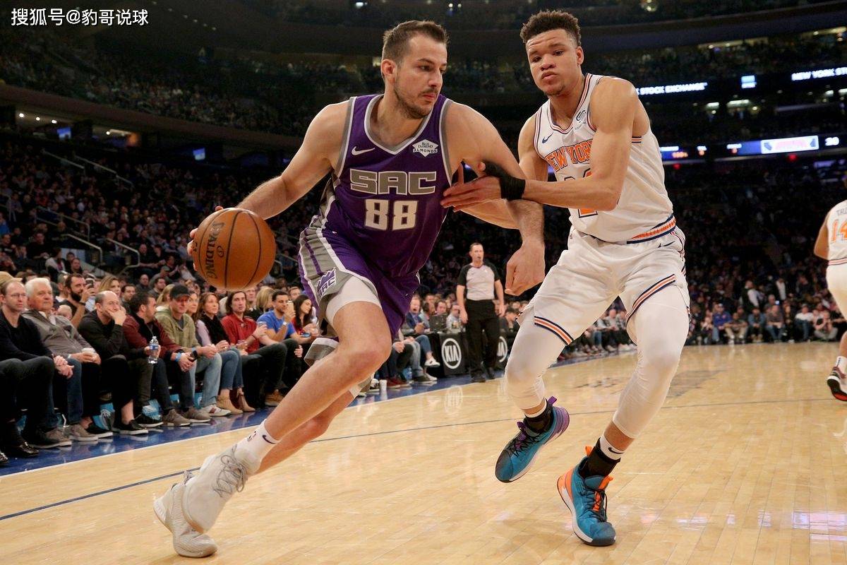 爱游戏体育费德勒在湖人比赛中出色防守，连败引发热议！(费德勒在湖人比赛中出色防守,连败引发热议的原因)